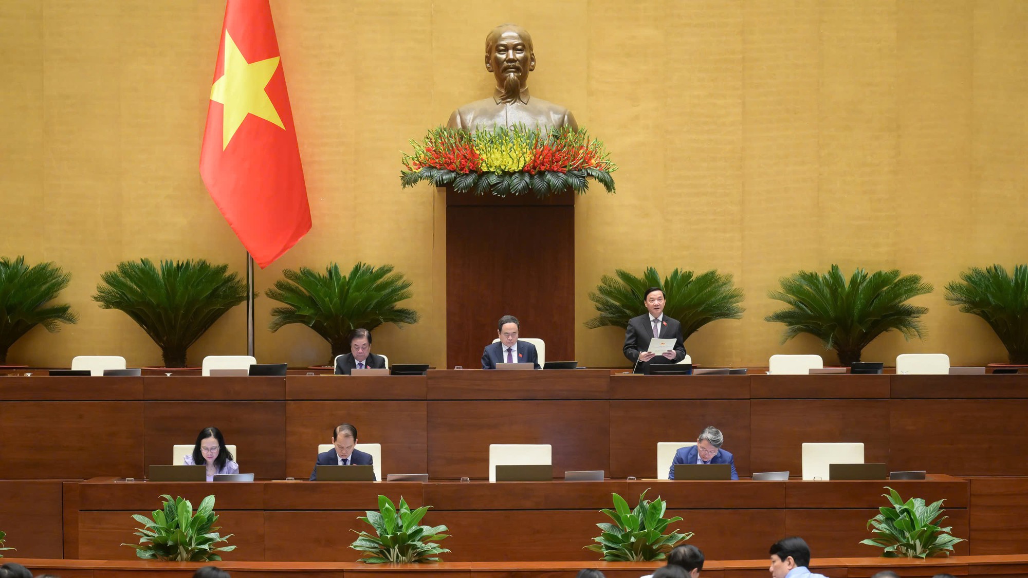 Quốc hội sẽ th&ocirc;ng qua Luật C&aacute;n bộ, c&ocirc;ng chức (sửa đổi)
