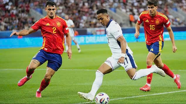 Tại sao Omari Hutchinson l&agrave; người được săn đ&oacute;n nhất Premier League?