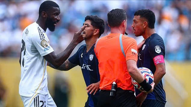 FIFA điều tra cầu thủ Gustavo Cabral ph&acirc;n biệt chủng tộc