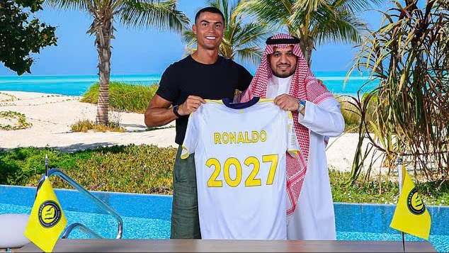 Hợp đồng &lsquo;b&eacute;o bở' của Cristiano Ronaldo