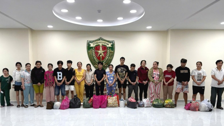 Ph&aacute; đường d&acirc;y sản xuất 70.000 chai dầu gi&oacute; giả của Singapore