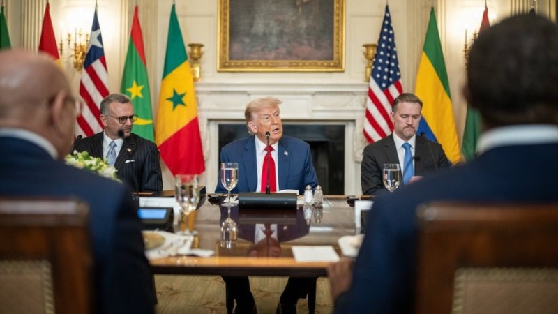 &Ocirc;ng Trump g&acirc;y tranh c&atilde;i v&igrave; khen tiếng Anh của Tổng thống Liberia