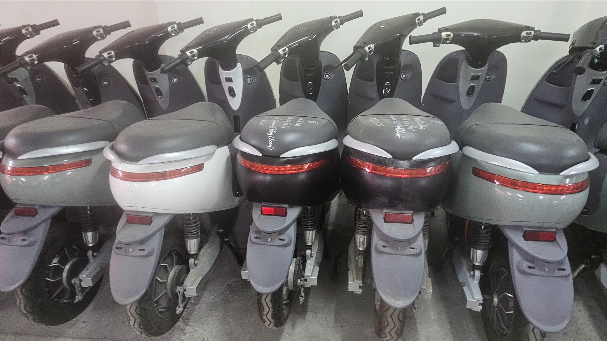 Triệt ph&aacute; đường d&acirc;y sản xuất, bu&ocirc;n b&aacute;n xe m&aacute;y điện giả
