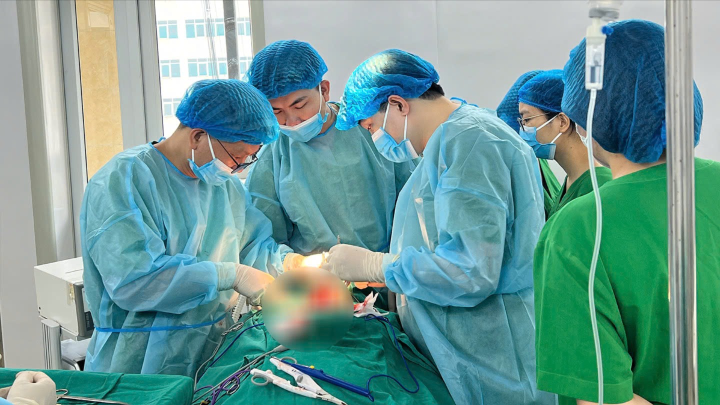 Cứu sống bệnh nh&acirc;n suy tim c&oacute; khối u hiếm gặp