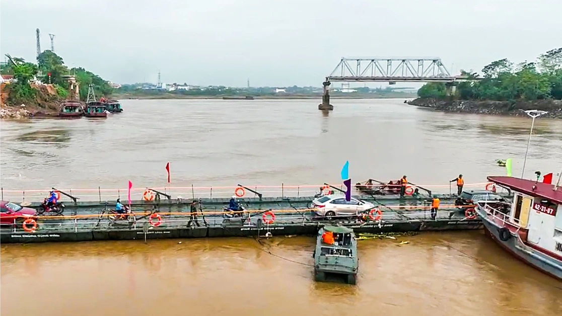 Tạm dừng vận h&agrave;nh cầu phao Phong Ch&acirc;u