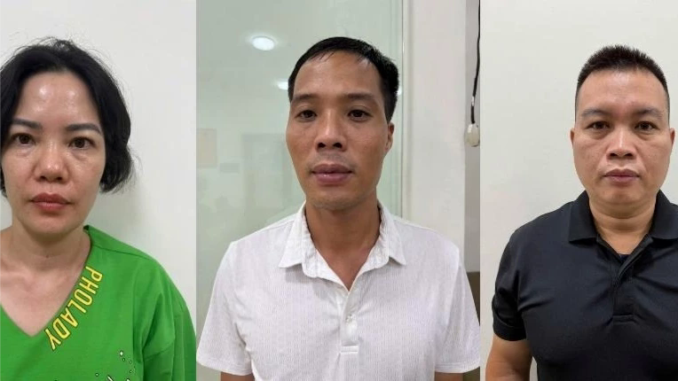Tạm giữ nh&oacute;m 'c&ograve; mồi' tại cổng Bệnh viện Phụ sản Trung ương