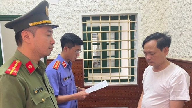 Bắt tạm giam ph&oacute;ng vi&ecirc;n Tạp ch&iacute; Thương hiệu v&agrave; Sản phẩm