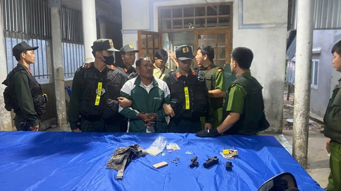 Bắt giữ đối tượng h&agrave;nh hung vợ con, bắn trung t&aacute; c&ocirc;ng an