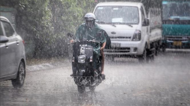 M&acirc;y d&ocirc;ng k&eacute;o về, H&agrave; Nội mưa to k&egrave;m lốc, s&eacute;t