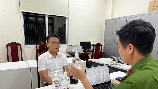 Nguy&ecirc;n Ph&oacute; Chủ tịch UBND thị trấn tham gia đường d&acirc;y cồn y tế giả