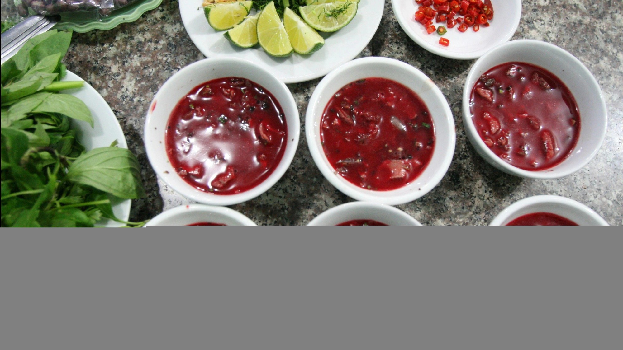 Hai người tử vong sau khi ăn tiết canh lợn