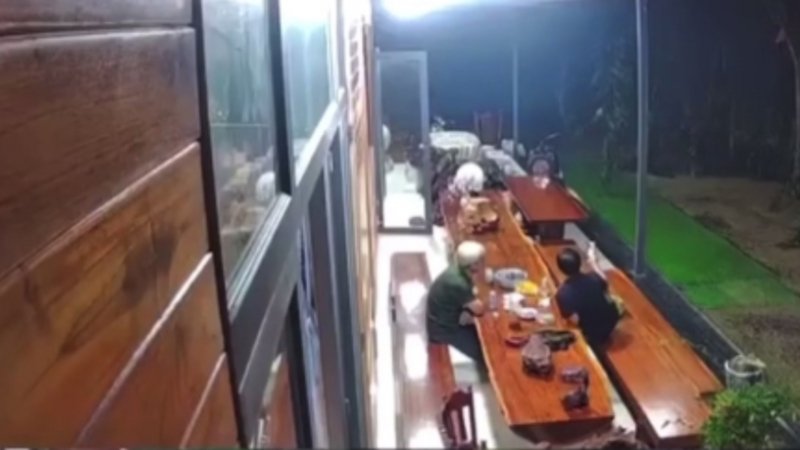 Người đ&agrave;n &ocirc;ng bị bắn tử vong khi ngồi nhậu trước nh&agrave;