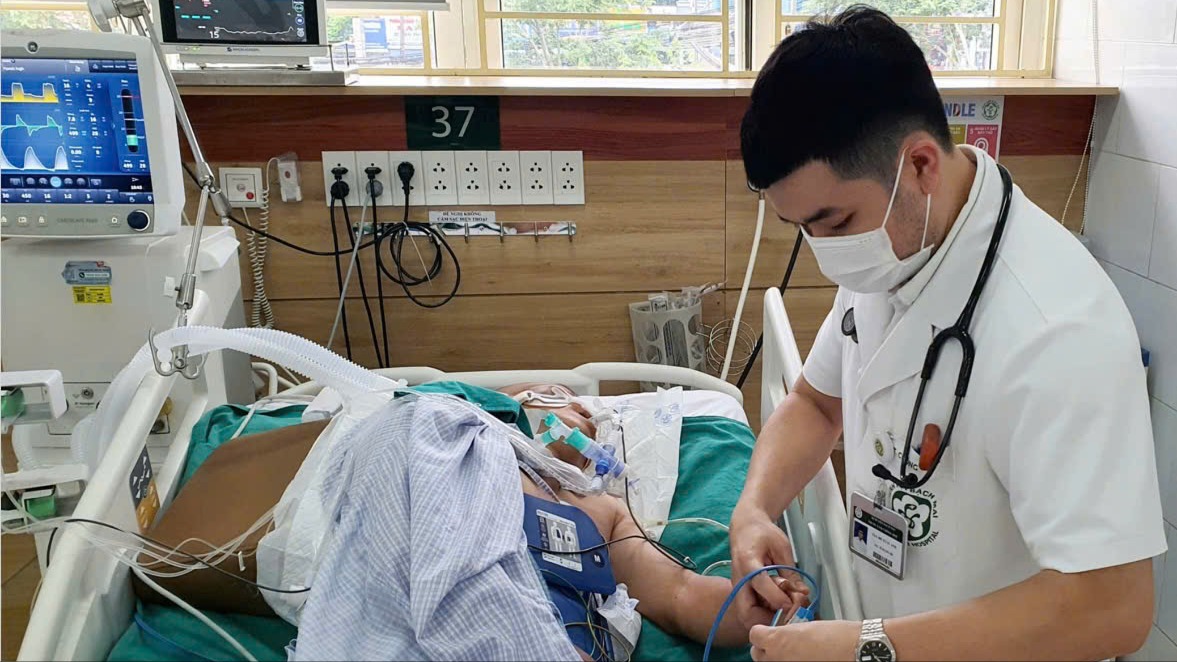 Bệnh nh&acirc;n nguy kịch v&igrave; tin thầy lang chữa rắn độc cắn