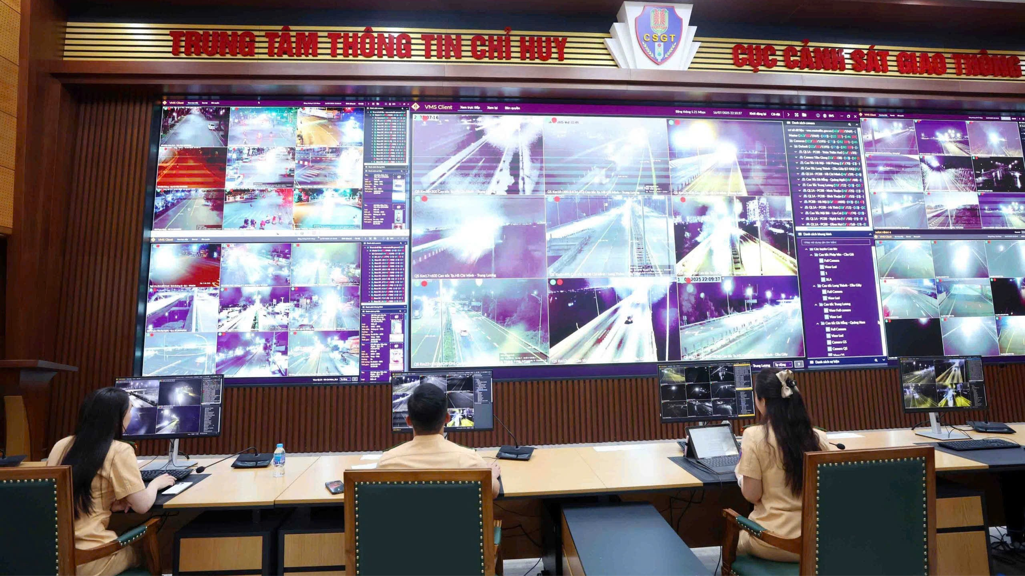 B&ecirc;n trong Trung t&acirc;m chỉ huy Cục CSGT hoạt động 24/24h