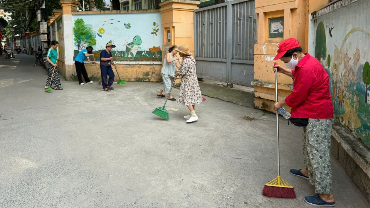 Phường Vĩnh Hưng ra qu&acirc;n l&agrave;m sạch m&ocirc;i trường, đ&ocirc; thị