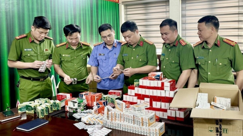Khởi tố vụ &aacute;n, điều tra h&agrave;nh vi bu&ocirc;n b&aacute;n h&agrave;ng giả l&agrave; thuốc chữa bệnh