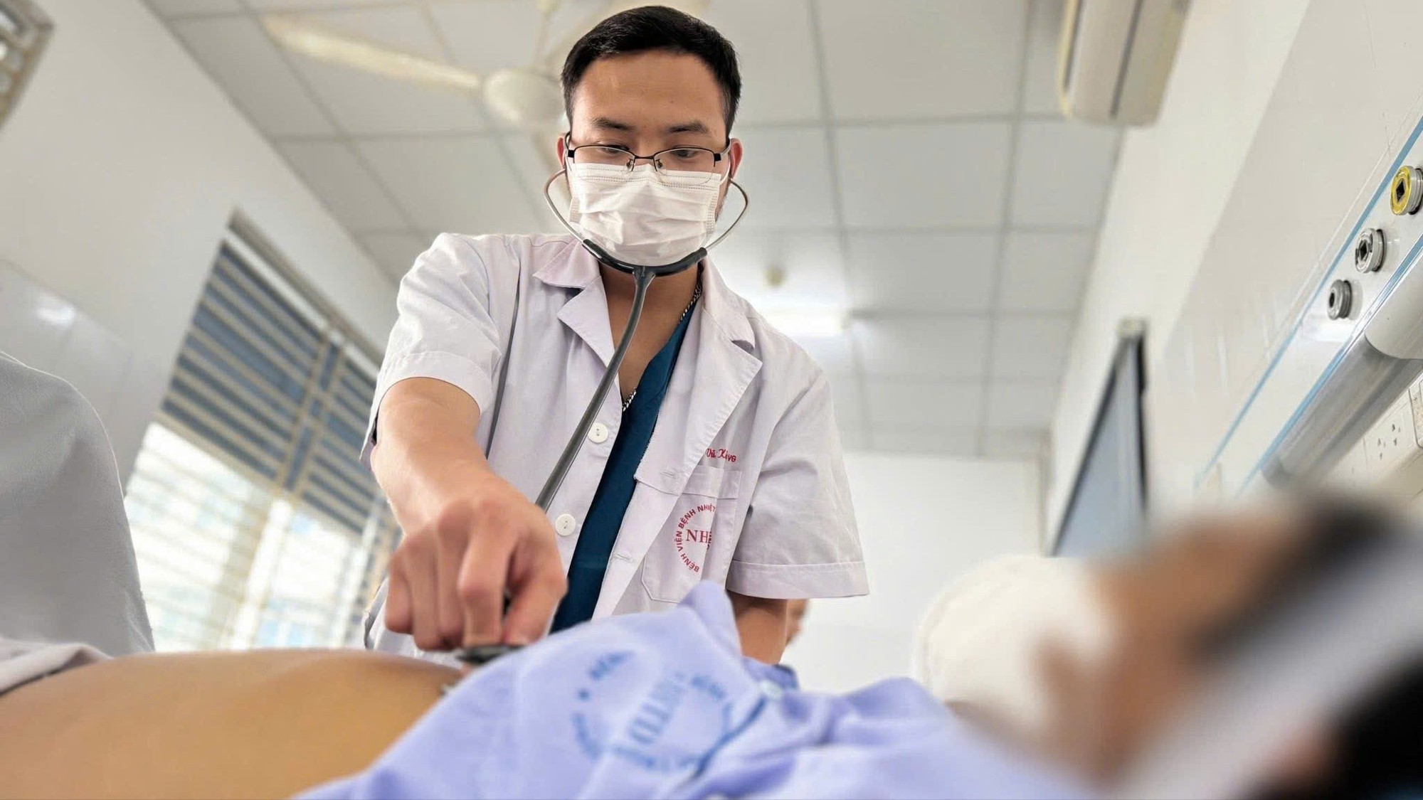 Nguy kịch v&igrave; tự &yacute; ngừng thuốc điều trị vi&ecirc;m gan