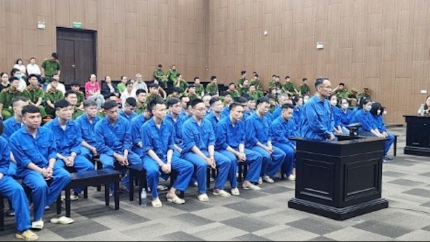 X&eacute;t xử băng nh&oacute;m đ&ograve;i nợ bằng c&aacute;ch gh&eacute;p ảnh khỏa th&acirc;n