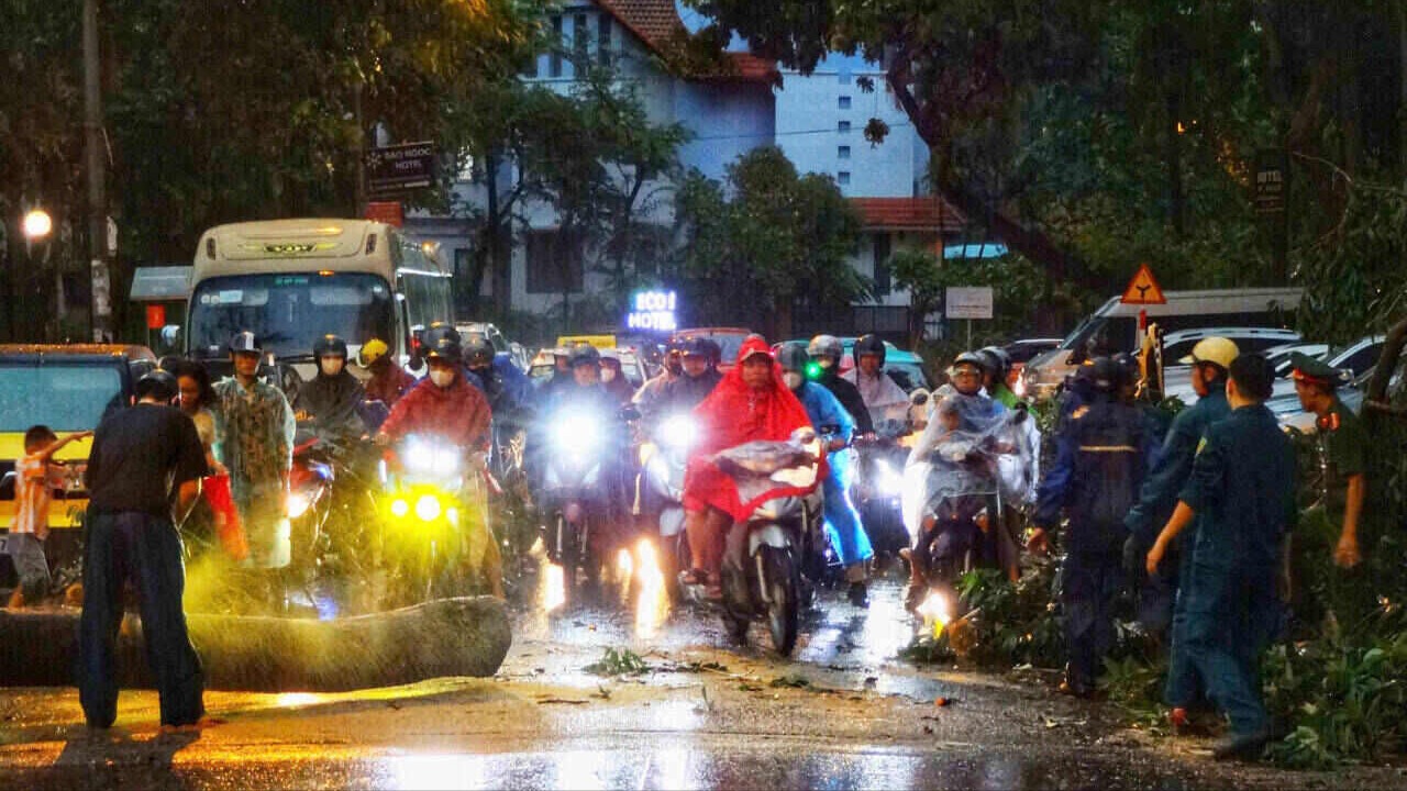 B&atilde;o số 3: H&agrave; Nội mưa to, c&oacute; nơi 300 mm