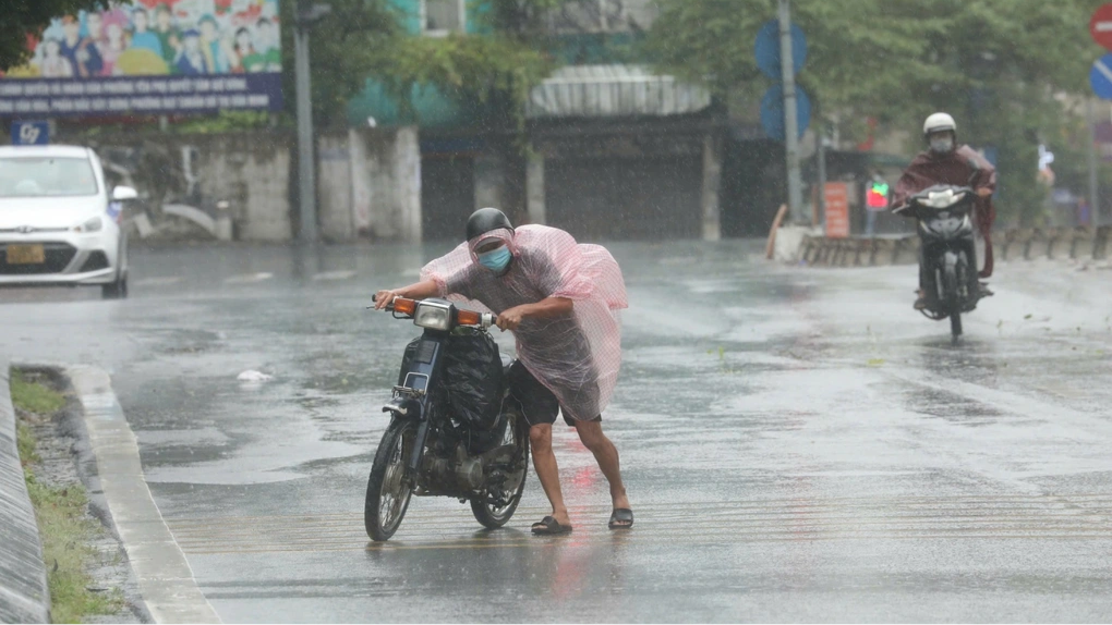 B&atilde;o số 3: H&agrave; Nội sẽ gi&oacute; giật cấp 8 v&agrave; mưa lớn