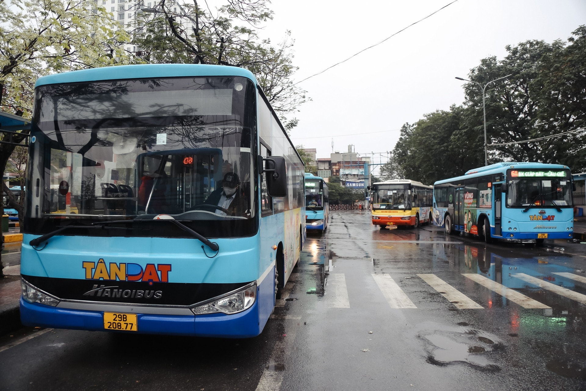C&aacute;c phương tiện c&ocirc;ng cộng tại H&agrave; Nội c&oacute; thể điều chỉnh thời gian hoạt động để bảo đảm an to&agrave;n.