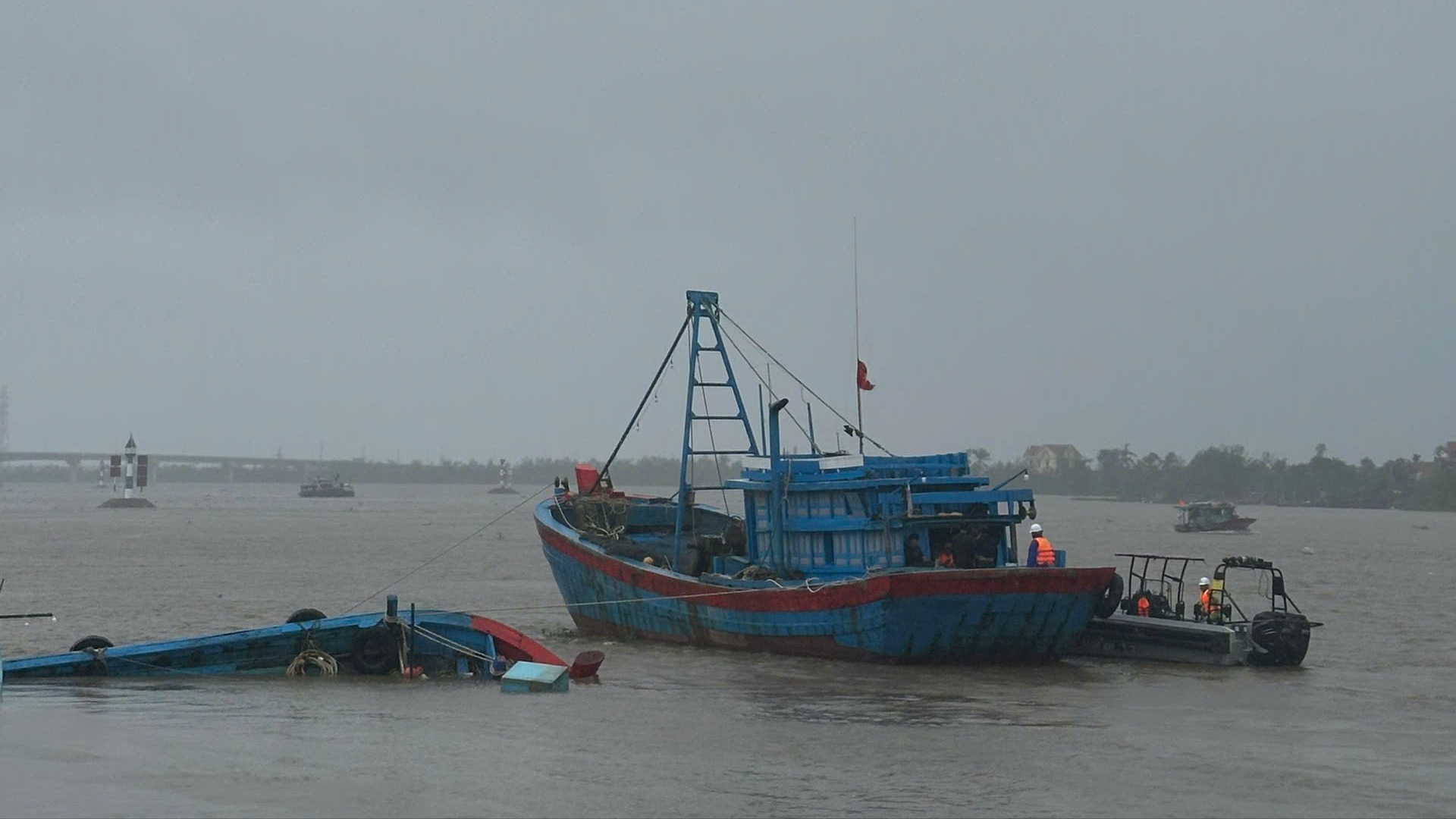 Hỗ trợ đưa thuyền vi&ecirc;n t&agrave;u bị lật v&agrave;o bờ an to&agrave;n