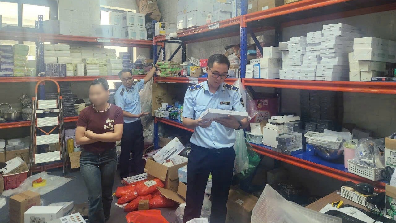 Tạm giữ lượng lớn đồ gia dụng kh&ocirc;ng r&otilde; nguồn gốc