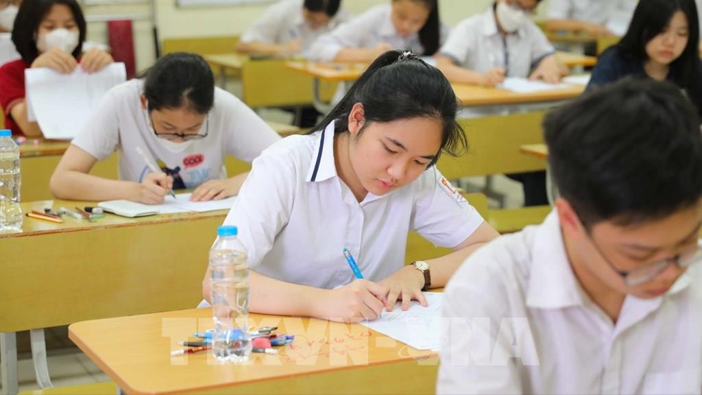 Chốt điểm s&agrave;n nh&oacute;m ng&agrave;nh sư phạm, y dược năm 2025