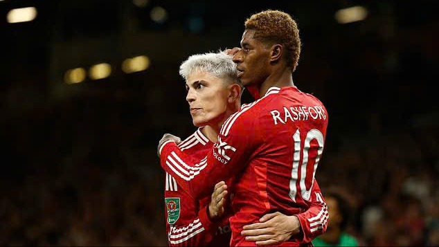 Alejandro Garnacho ch&uacute;c mừng Marcus Rashford