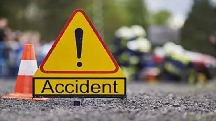 Tai nạn li&ecirc;n ho&agrave;n giữa ba xe &ocirc; t&ocirc; đi cứu trợ ở Nghệ An