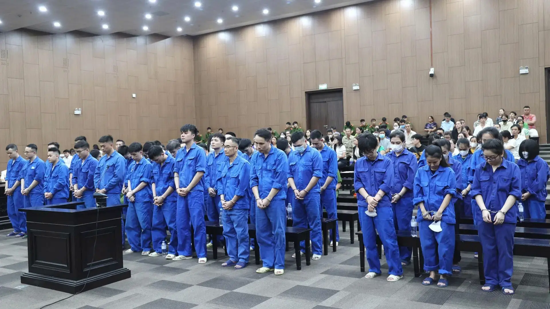 45 bị c&aacute;o trong đường d&acirc;y đ&ograve;i nợ 'khủng bố điện thoại' lĩnh &aacute;n