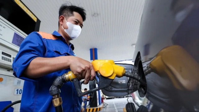Gi&aacute; xăng giảm mạnh