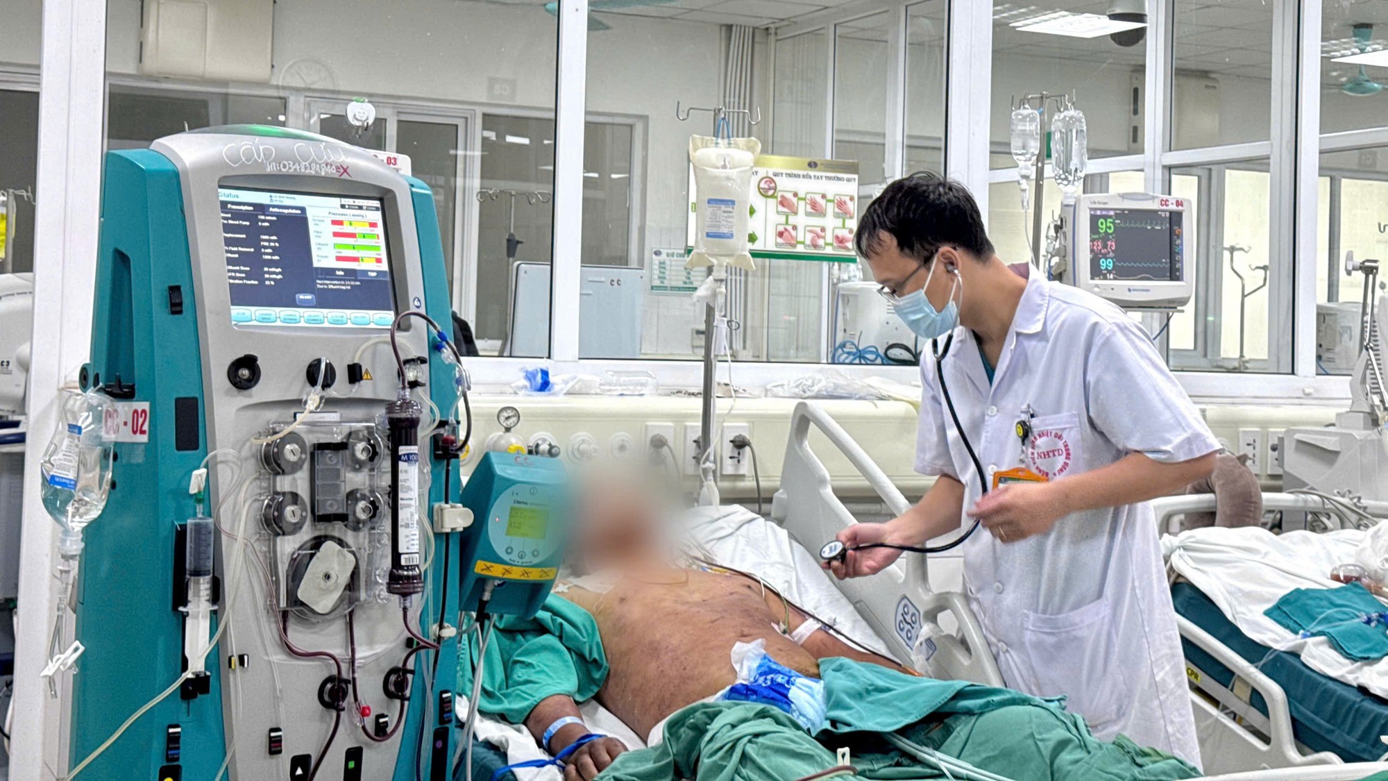 Nam thanh ni&ecirc;n nguy kịch sau ba ng&agrave;y ăn tiết canh