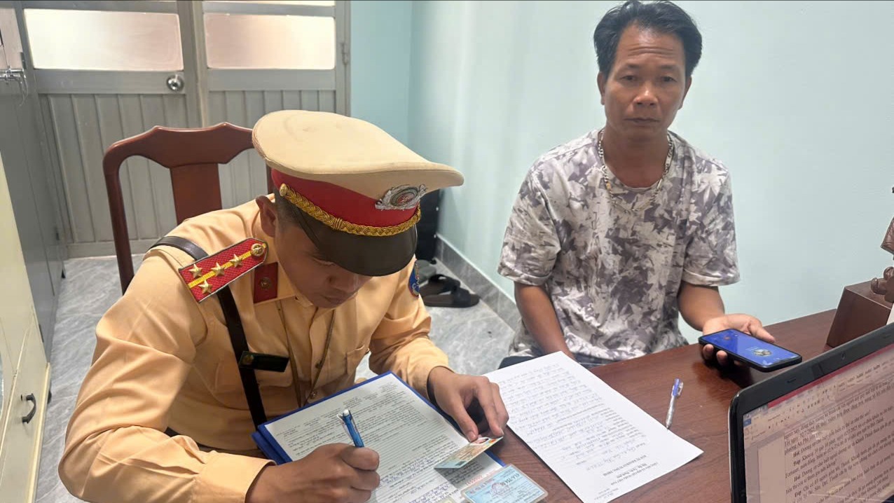 Lập bi&ecirc;n bản t&agrave;i xế đi ngược chiều, doạ đ&aacute;nh người