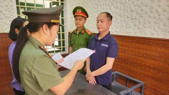 Bắt tạm giam ph&oacute;ng vi&ecirc;n lừa đảo chiếm đoạt t&agrave;i sản