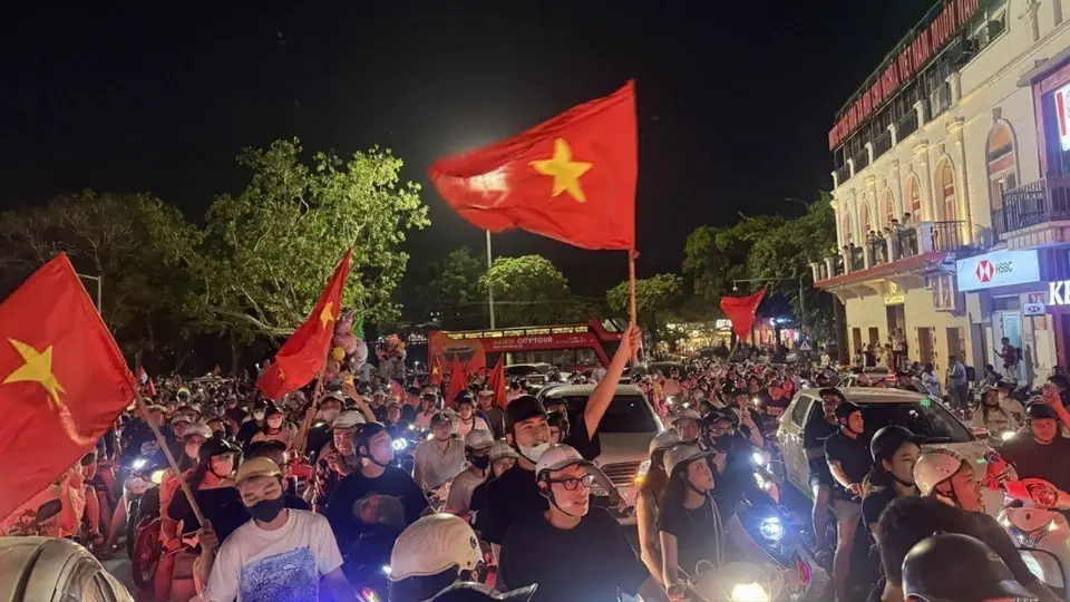Người d&acirc;n Thủ đ&ocirc; đổ ra đường ăn mừng U23 Việt Nam v&ocirc; địch