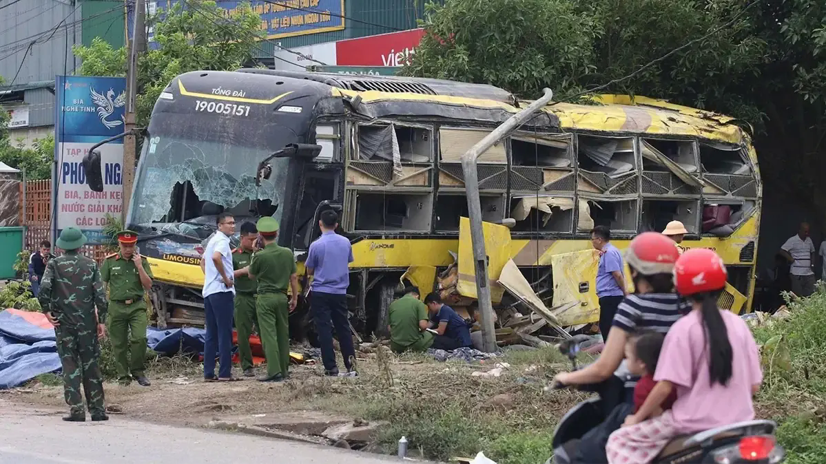 Khởi tố t&agrave;i xế l&agrave;m lật xe kh&aacute;ch khiến 10 người tử vong
