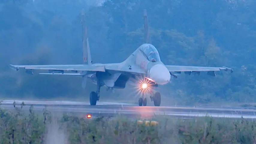 &lsquo;Hổ mang ch&uacute;a&rsquo; Su-30MK2 hợp luyện diễu binh tr&ecirc;n bầu trời H&agrave; Nội