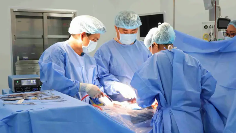 B&oacute;c t&aacute;ch th&agrave;nh c&ocirc;ng khối u buồng trứng cứu b&eacute; g&aacute;i 15 tuổi