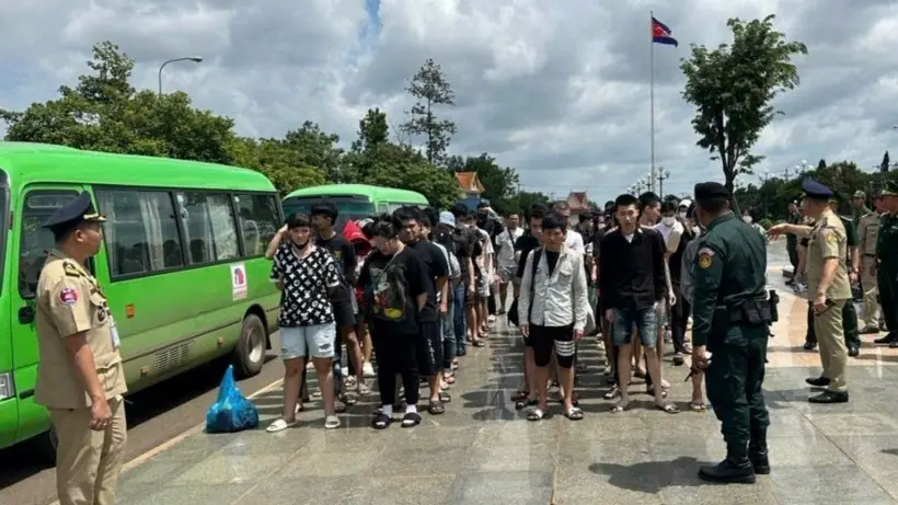 B&agrave;n giao 85 c&ocirc;ng d&acirc;n Việt Nam li&ecirc;n quan lừa đảo trực tuyến từ Campuchia