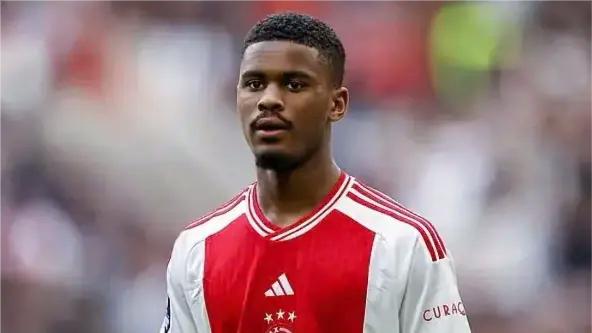 Chelsea sắp ho&agrave;n tất thương vụ với hậu vệ Ajax