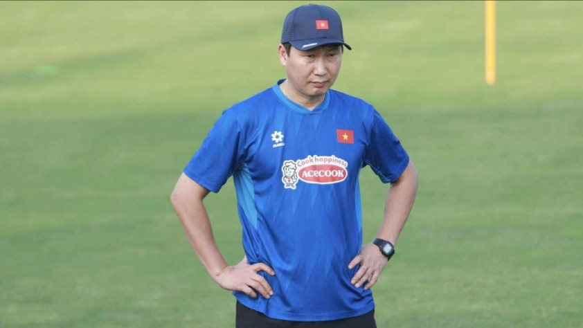 HLV Kim Sang Sik thay đổi sơ đồ thi đấu