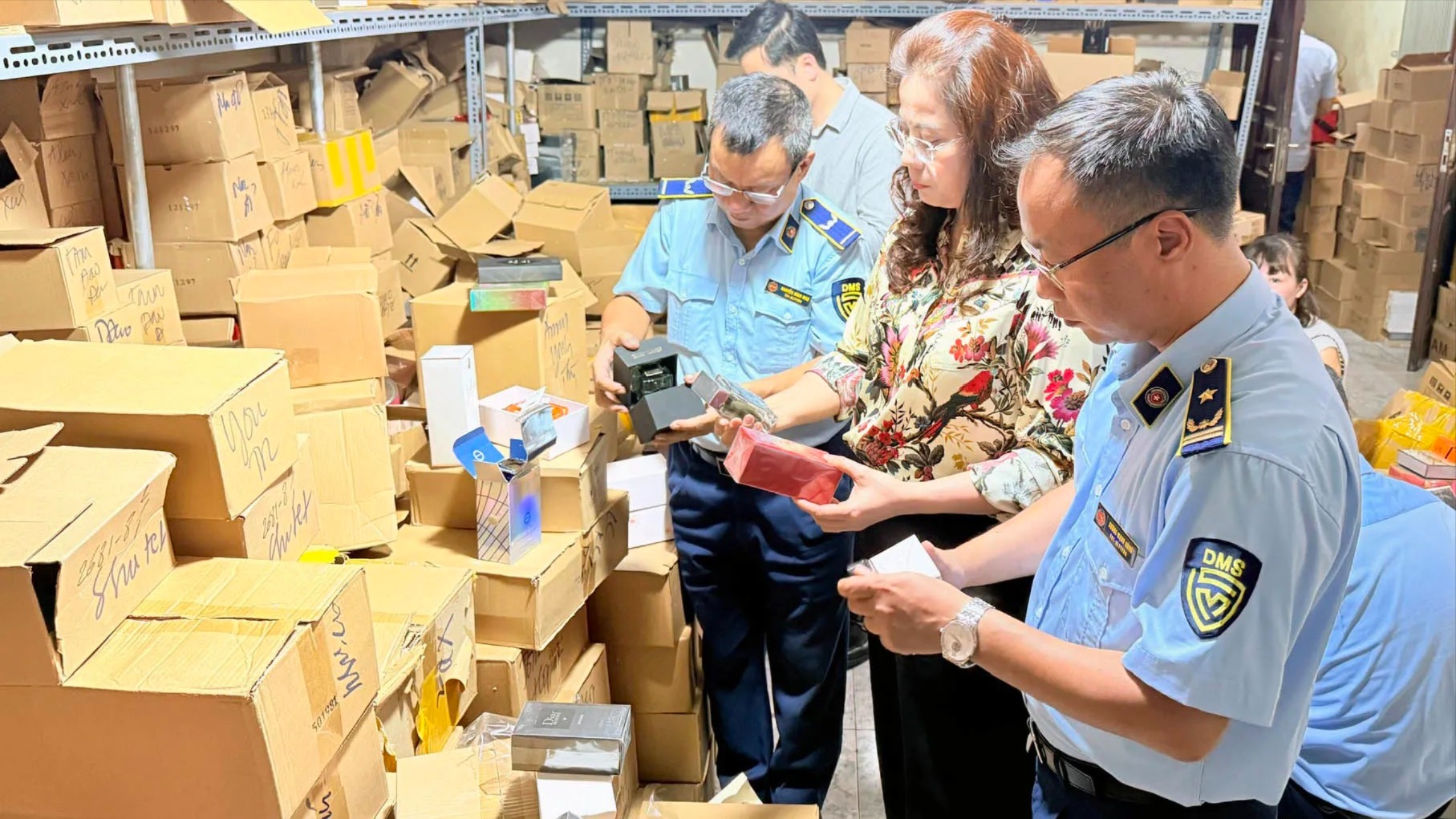 Ph&aacute;t hiện v&agrave; bắt giữ hơn 2.000 vụ bu&ocirc;n lậu, h&agrave;ng giả