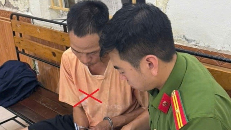 Tạm giữ người bố x&iacute;ch ch&acirc;n, k&eacute;o l&ecirc; con trai tr&ecirc;n đường