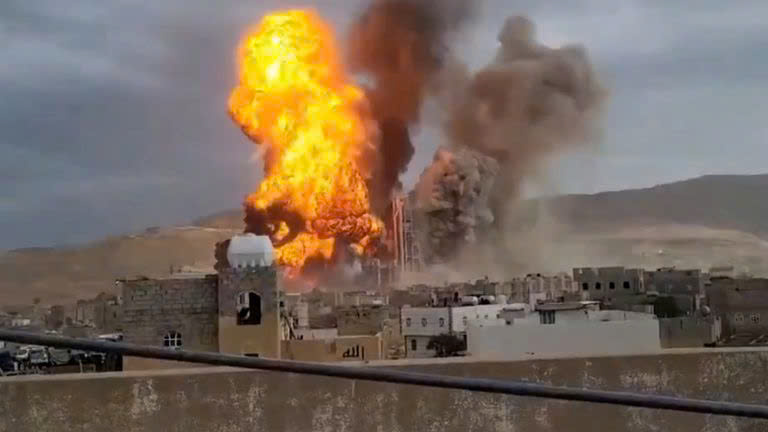Israel kh&ocirc;ng k&iacute;ch một loạt cảng v&agrave; nh&agrave; m&aacute;y điện ở Yemen