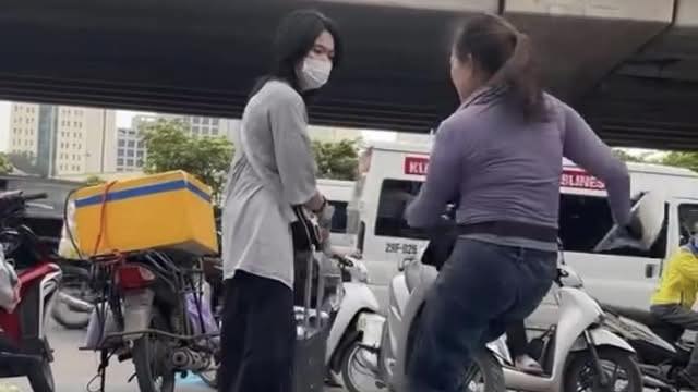 C&ocirc;ng an x&aacute;c minh vụ c&ocirc; g&aacute;i bị người b&aacute;n tr&agrave; đ&aacute; đuổi