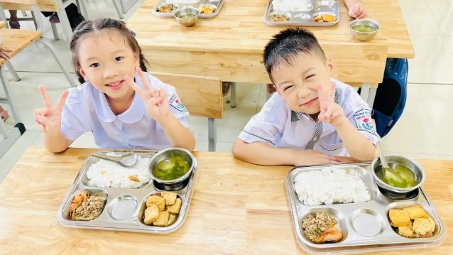H&agrave; Nội th&iacute; điểm bữa ăn b&aacute;n tr&uacute; tập trung cho học sinh