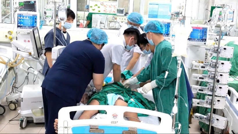 Người đ&agrave;n &ocirc;ng su&yacute;t mất mạng v&igrave; ăn tiết canh