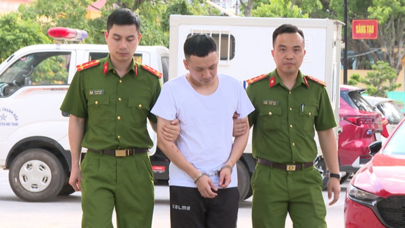 Bắt giữ con nu&ocirc;i tr&ugrave;m giang hồ Tuấn 'Thần đ&egrave;n'