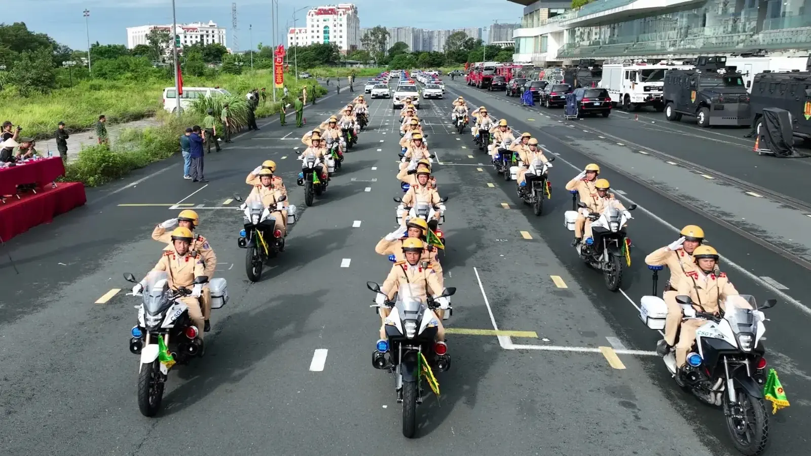 C&ocirc;ng an H&agrave; Nội hợp luyện diễu binh, diễu h&agrave;nh
